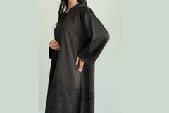 Modern vs. Traditional Abayas: What’s Trending in Dubai